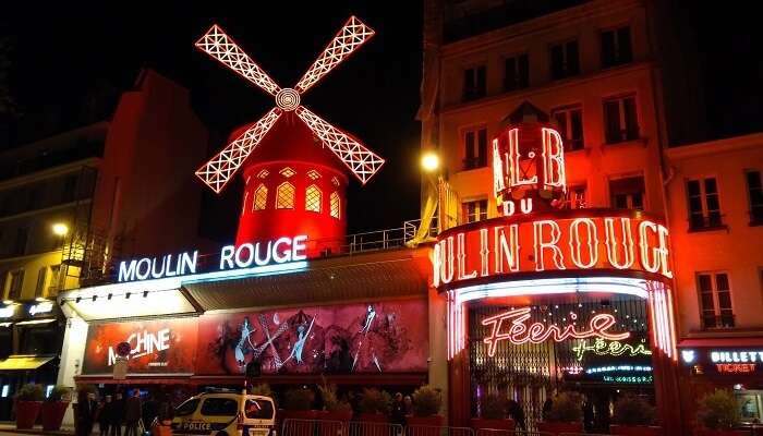 la belle vue nocturne du Moulin Rouge