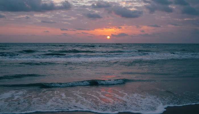 La vue magnifique du coucher du soleil sur la plage à Nagapattinam,  c'est l'une des meilleur  endroits touristiques à Tamil Nadu