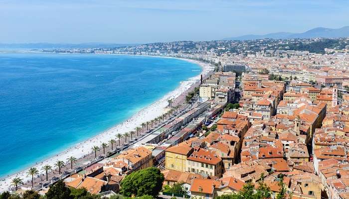 La vue incroyable sur la plage à Nice, c'est l'une des meilleur  endroits à visiter en France