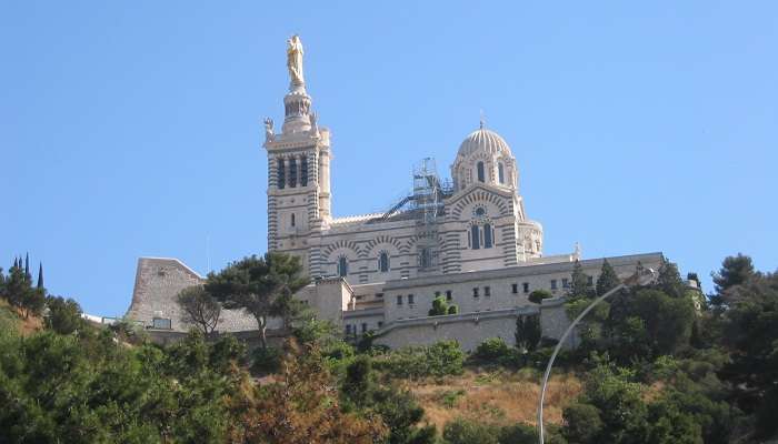 visitez la Notre-Dame de la Garde, l'une des meilleur lieux touristiques  à Marseille