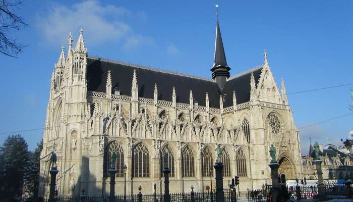 Explorez la Notre-Dame du Sablon, c'est l'une des meilleur  lieux à visiter à Bruxelles