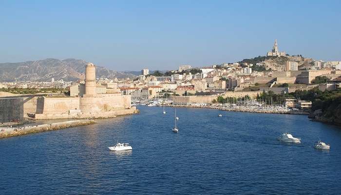 Old Port, situé au bord d'une belle rivière, c'est l'une des meilleur  lieux à visiter à Marseille