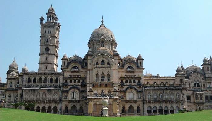 Explorez la magnifiques Palais Laxmi Vilas, c'est l'une des meilleur lieux à visiter à Gujarat