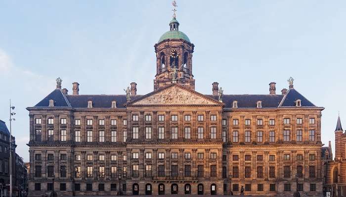 Explorez la magnifiques Palais Royal d'Amsterdam, C'est l'une des meilleur  lieux  à visiter à Amsterdam