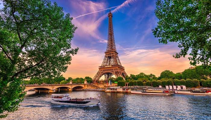 La vue incroyable de Tour Eiffel, c'est l'une des meilleur  lieux à visiter en France