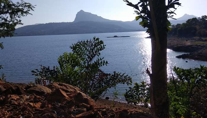 Une vue magnifique sur le lac Pawna, l'un des meilleurs endroits pour planifier une excursion d'une journée près de Pune pour les couples