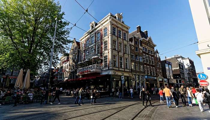 Place Leidseplein, c'est l'une des meilleur lieux à visiter à Amsterdam