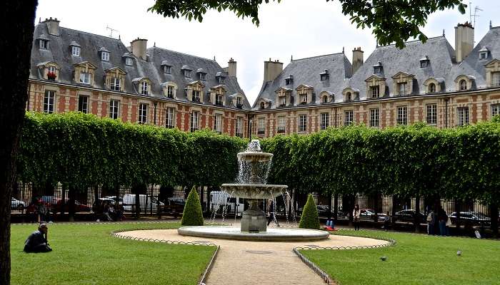 Place des Vosges, c'est l'une des meilleur  lieux  à visiter en France