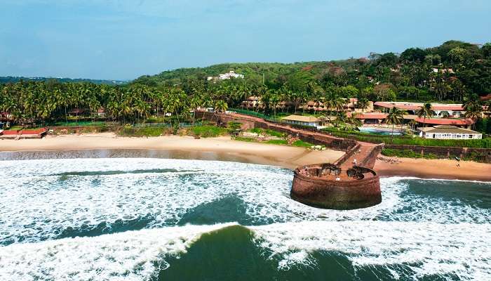 Admirez la beauté de la plage d'Aguada, c'est l'une des meilleur  endroits à visiter à Goa