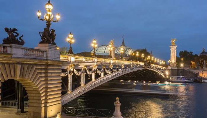 La vue nocturne de pont Alexandre III de Paris