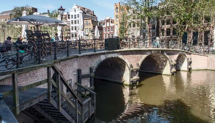 Pont Torensluis, C'est l'une des meilleur endroits à visiter à Amsterdam