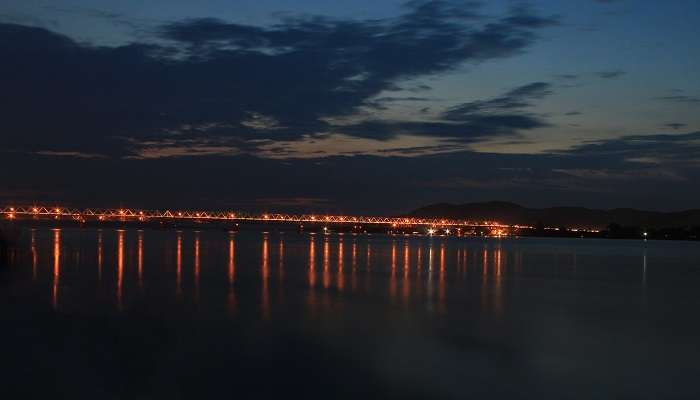 la belle vue nocturne de Pont de Saraighat, c'est l'une des meilleur lieux à visiter à Guwahati