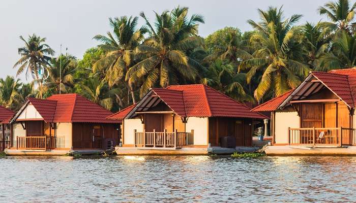 chalets flottants, Poover, c'est l'une des meilleur lieux à visiter en Inde