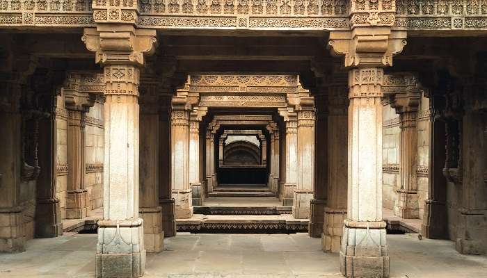 Puits d'Adalaj, c'est l'une des meilleur lieux à visiter à Gujarat