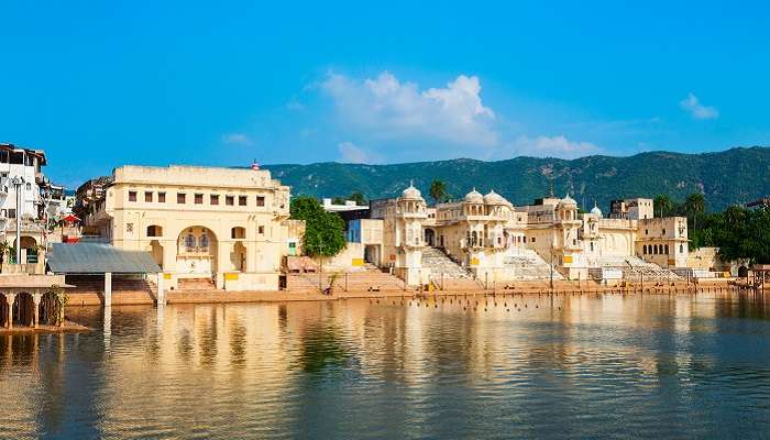 Le lac Pushkar est l'un des meilleurs endroits à visiter au Rajasthan en 3 jours pour les couples