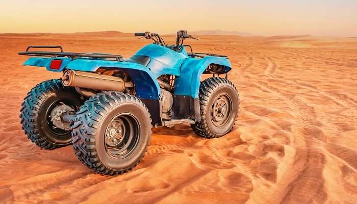 Faire du quad dans le sable,, c'est l'une des meilleur  choses à faire à Dubaï