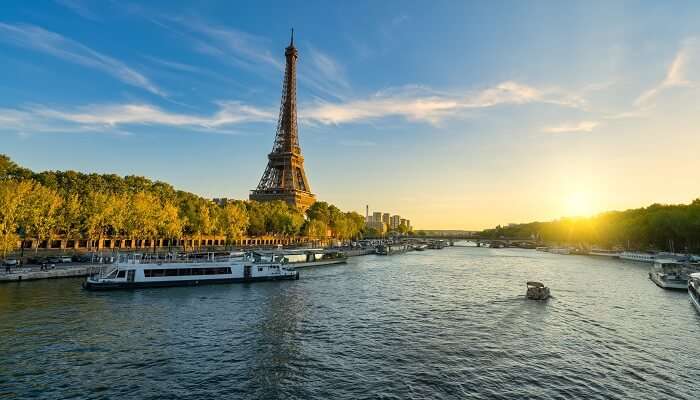 Vue du coucher de soleil sur la Seine à Paris, c'est l'une des meilleur endroits à visiter à Paris