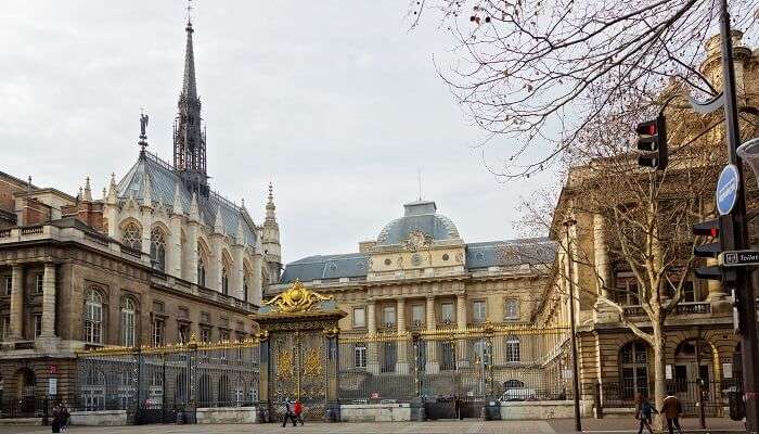 Sainte Chapelle. c'est l'endroits populaires à visiter à Paris