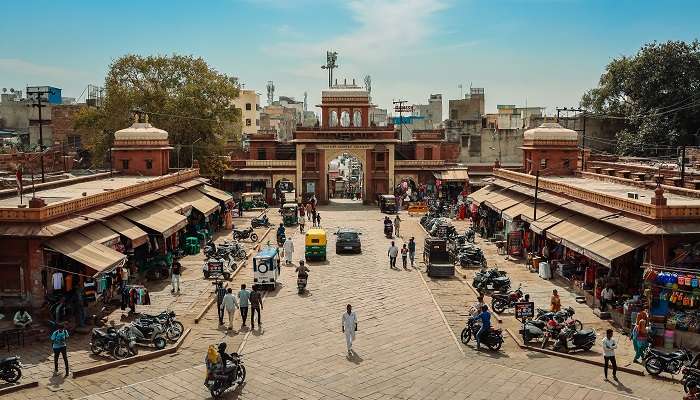   Le marché de Sardar est l'un des meilleurs endroits à visiter au Rajasthan en 3 jours avec des amis accros au shopping.