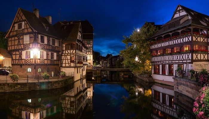 Le petit France en nuit, strasbourg, c'est l'une des meilleur endroits à visiter en France 