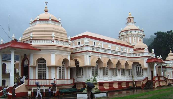 Temple Shri Mangeshi,  c'est la lieux populaires  à visiter à Goa