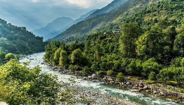 Explorez la Vallée de Tirthan, c'est l'une des meilleur  lieux à visiter en Inde