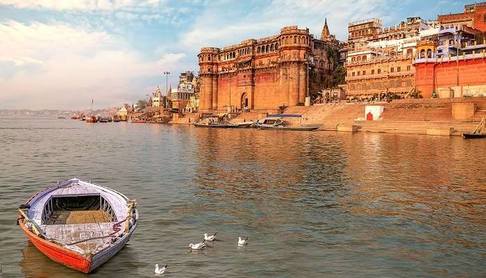 Varanasi antique, architecture de la ville de l'Inde avec vue sur le fleuve Ganga