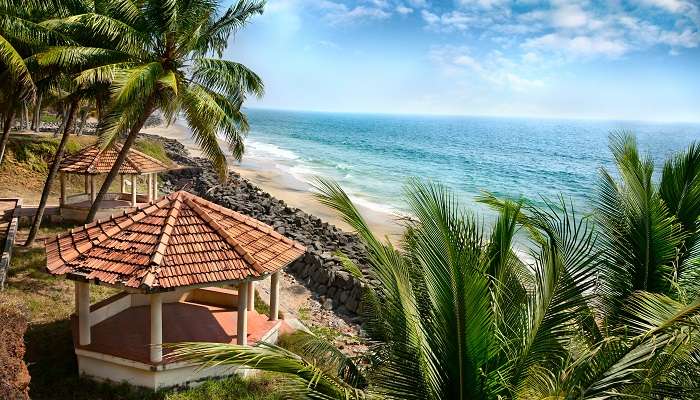 Belle vue sur la plage océanique, les maisons d'été et les palmiers