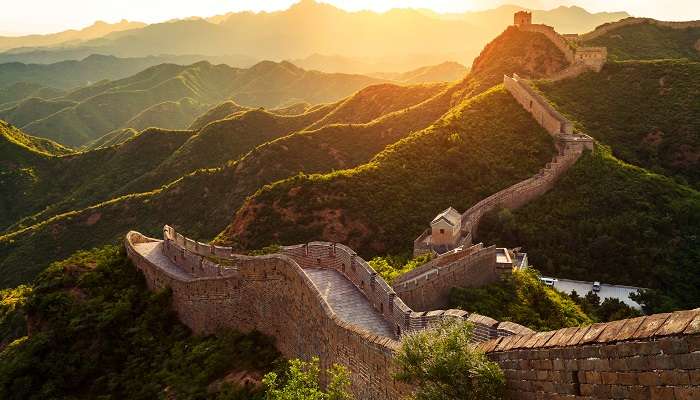 La vue magnifique  du coucher de soleil sur la grande muraille de Chine