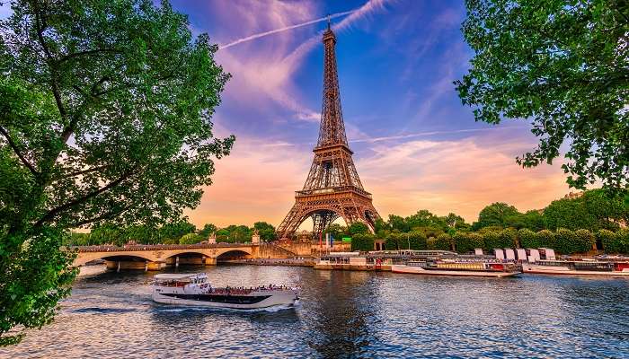 La vue de Tour Eiffel, France est les plus anciens pays du monde