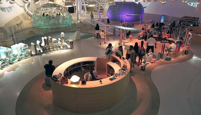 Ambiance des visiteurs sur les futurs héros à l'intérieur du musée du futur de Dubaï, illustrant l'avenir en 2071.