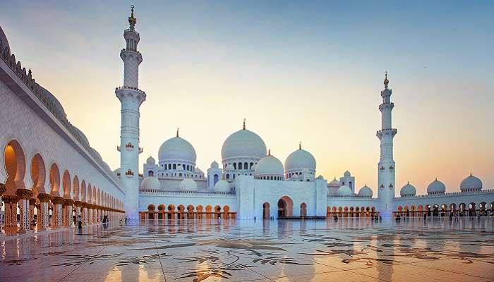 Visiting the grand Sheikh Zayed Mosque is one of the wonderful things to do in Fujairah