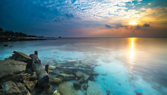 La plage et de l'eau claire d'ile de Maafushi, c'est l'une des meilleures destinations de vacances d’été dans le monde