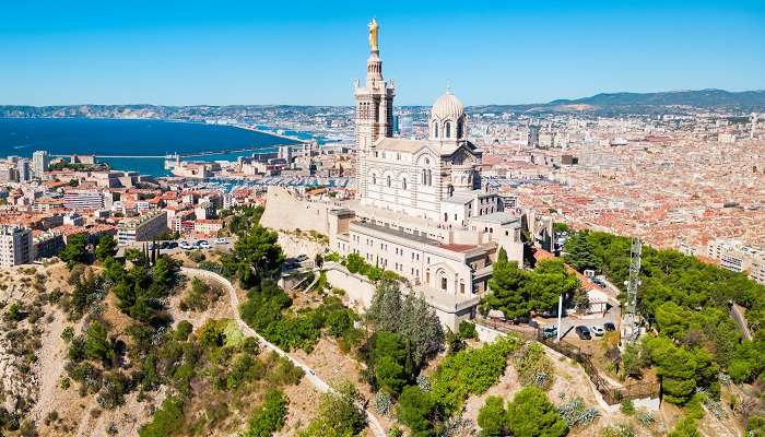 L'image de Notre dame de la garde en Marseille, c'est l'une des meilleur meilleures destinations de vacances d’été dans le monde
