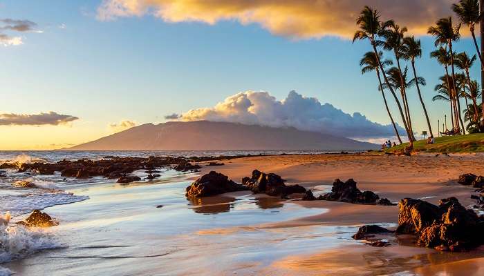 La vue magnifique de la plage en Maui, c'est l'une des meilleur Lieux à visiter en juin hors Inde