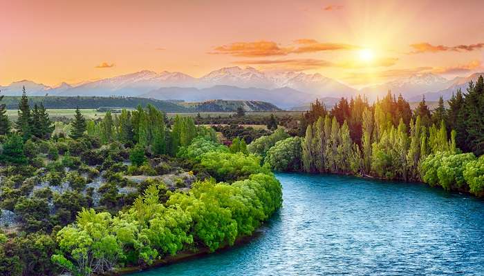 La vue magnifique du coucher du soliel a Nouvelle Zealande, c'est l'une des meilleures destinations de vacances d’été dans le monde