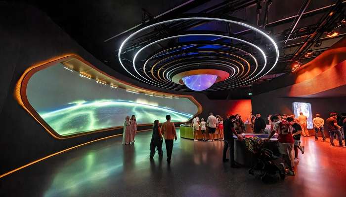 Une vue panoramique de la planète Terre au Future Museum de Dubaï, un espace où s'ouvrent les possibilités de voyages humains dans l'espace. 