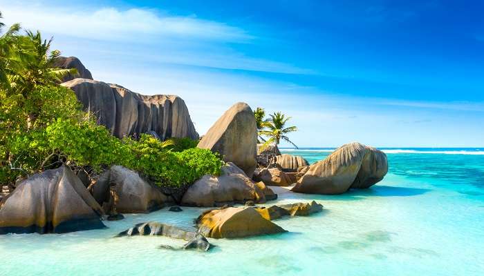 La vue magnifique de la Plage paradisiaque sur les îles de La digue, Seychelles, c'est l'une des meilleures destinations de vacances d’été dans le monde