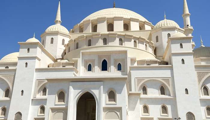 Enjoy peaceful moments at Sheik Zayed Mosque in Fujairah