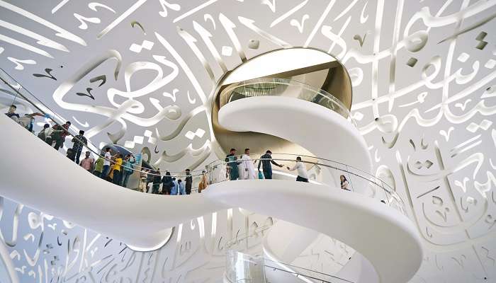 L'espace d'exposition du Future Museum de Dubaï, à l'intérieur et à l'intérieur, est orné de calligraphie arabe ornementale.
