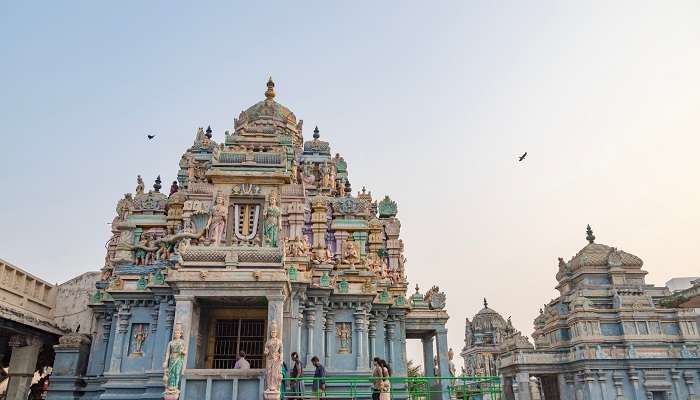 अष्टलक्ष्मी मंदिर चेन्नई के प्रसिद्ध मंदिर में से एक है