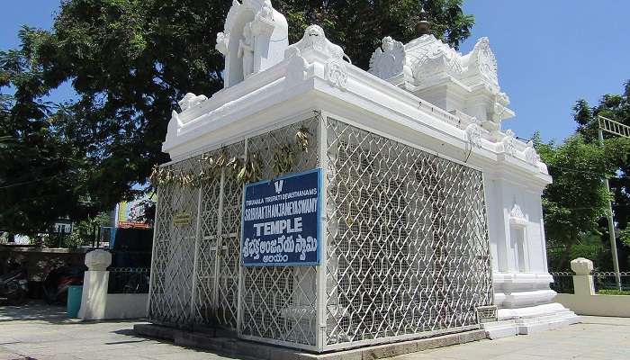 चेन्नई के प्रसिद्ध मंदिर में से एक आंजनेय स्वामी मंदिर है