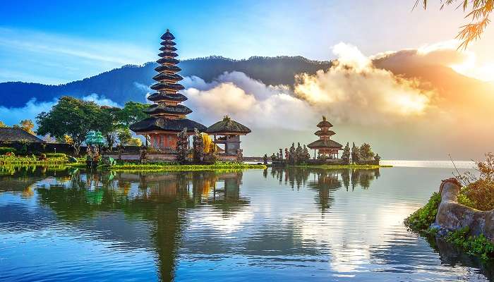 इंडोनेशिया दुनिया में जुलाई में घूमने के लिए सबसे अच्छी जगहें में से एक है