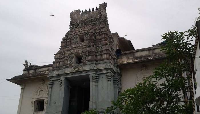 चेन्नई के प्रसिद्ध मंदिर में से एक कुमारन कुन्द्रम है