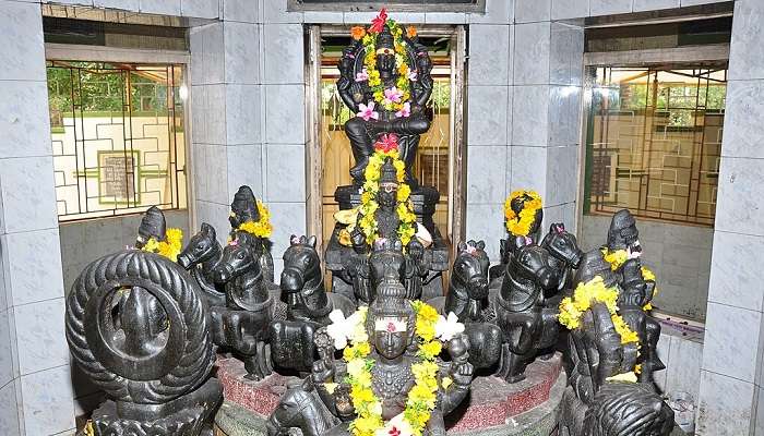 चेन्नई के प्रसिद्ध मंदिर में से एक नवग्रह मंदिर है