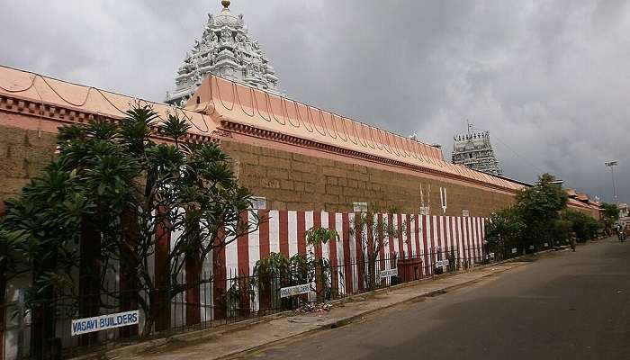 चेन्नई के विष्णु मंदिरों में से एक, पार्थसारथी मंदिर भगवान कृष्ण को समर्पित है