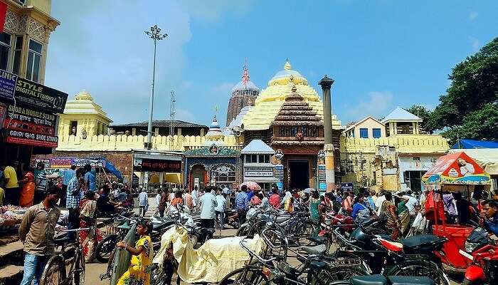 ओडिशा के शीर्ष पर्यटन स्थलों में पुरी का मंदिर सबसे ज्यादा प्रसिद्ध है