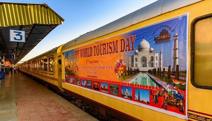 पैलेस ऑन व्हील्स भारत की लक्जरी ट्रेन है