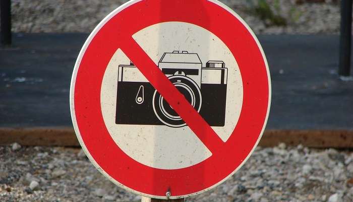 बिना अनुमति के तस्वीरें न लें दुबई में न करने लायक चीज़ें में से एक है
