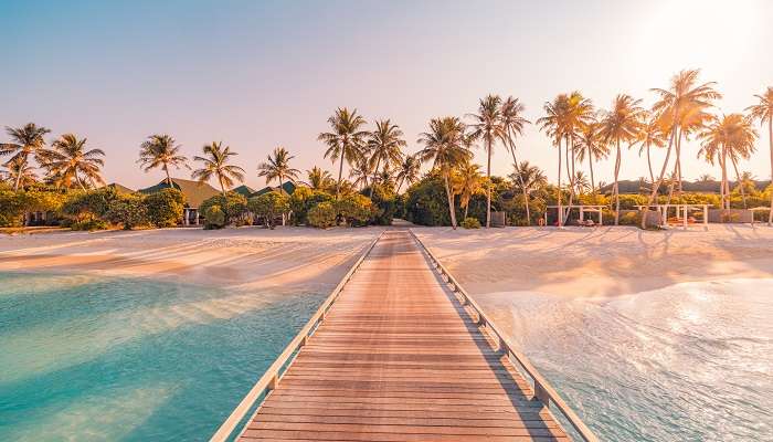 मालदीव खूबसूरत समुद्र तटों और शांत वातावरण के लिए जाना जाता है